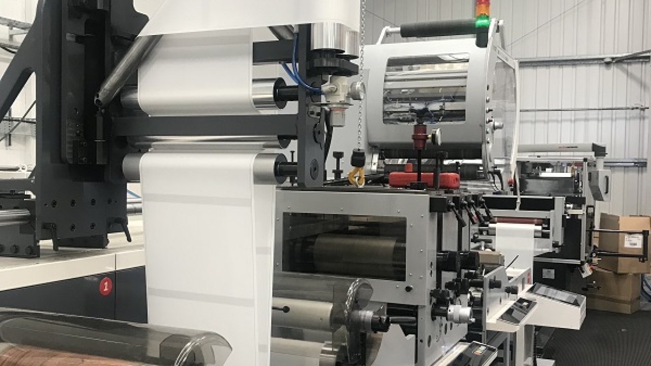 The ew line for plain label manufacturing integrates technologies from three different machine suppliers