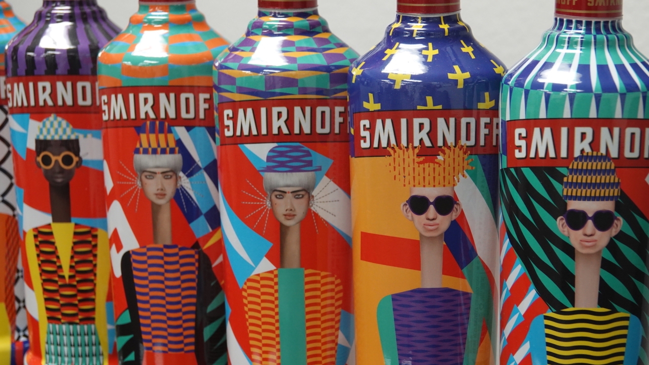 HP SmartStream Designer for Designers (D4D) software was used to create individualized Yarza Twins designs for Smirnoff