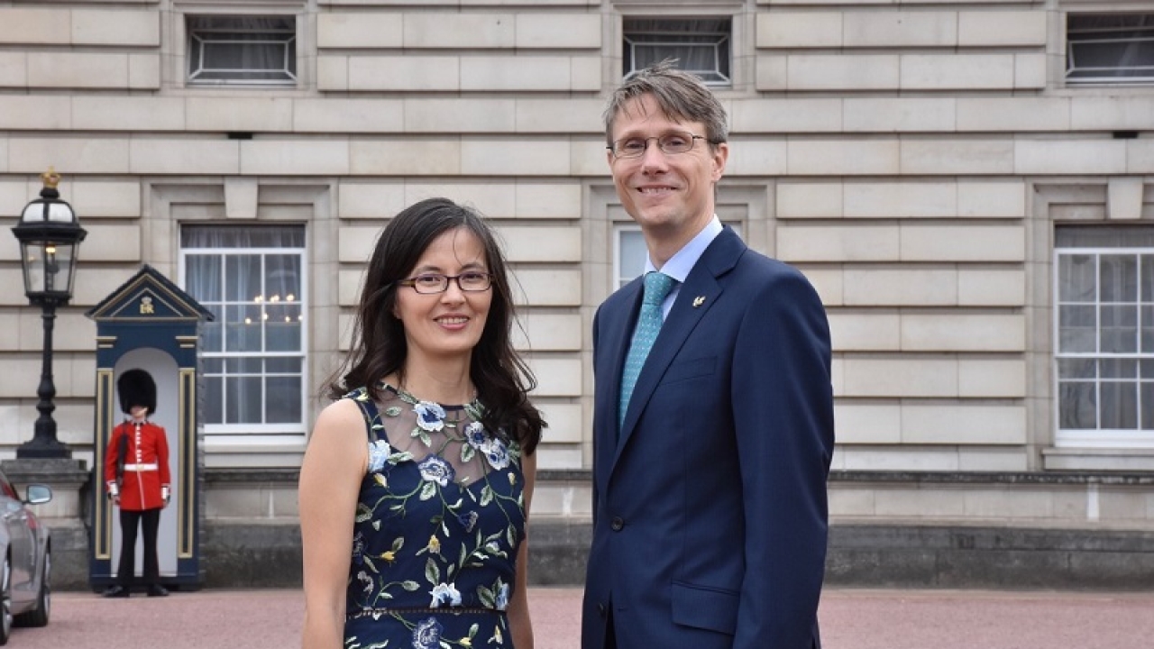 Lars B. Andersen (right) and his wife Jenifer Andersen at Buckingham Palace
