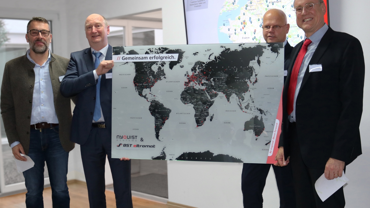The management of BST eltromat presents a map of the world as a gift to Dr Stephan Krebs. R-L: Dr Stephan Krebs, Dr Jürgen Dillmann, Kristian Jünke and Martin Betting