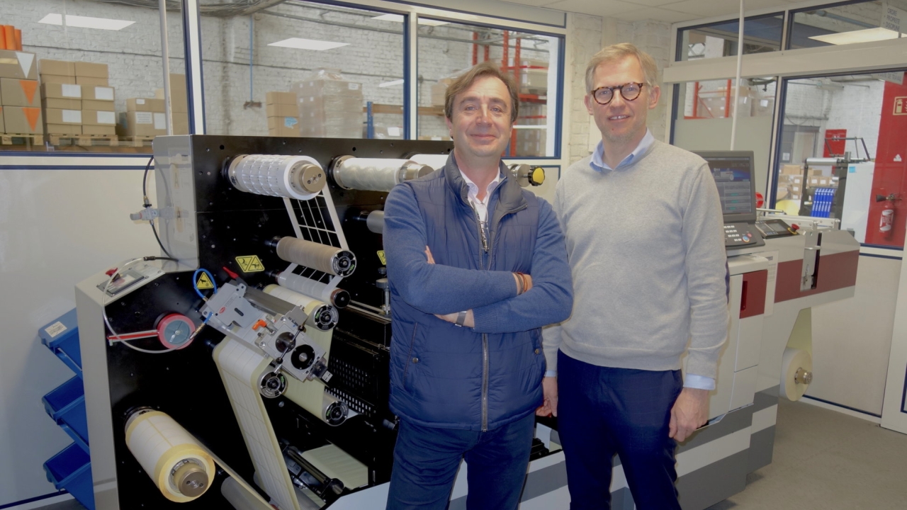 Jean-Louis Pecarelo (left) with NTE’s owner Thibault Duponchel and the first Mark Andy Digital One in France 