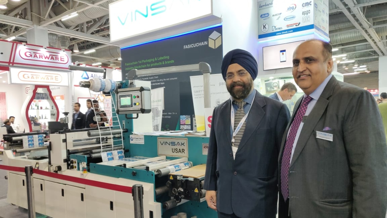 Sanjdip Kandhari and Ranesh Bajaj of Vinsak with USAR machine at Labelexpo India 