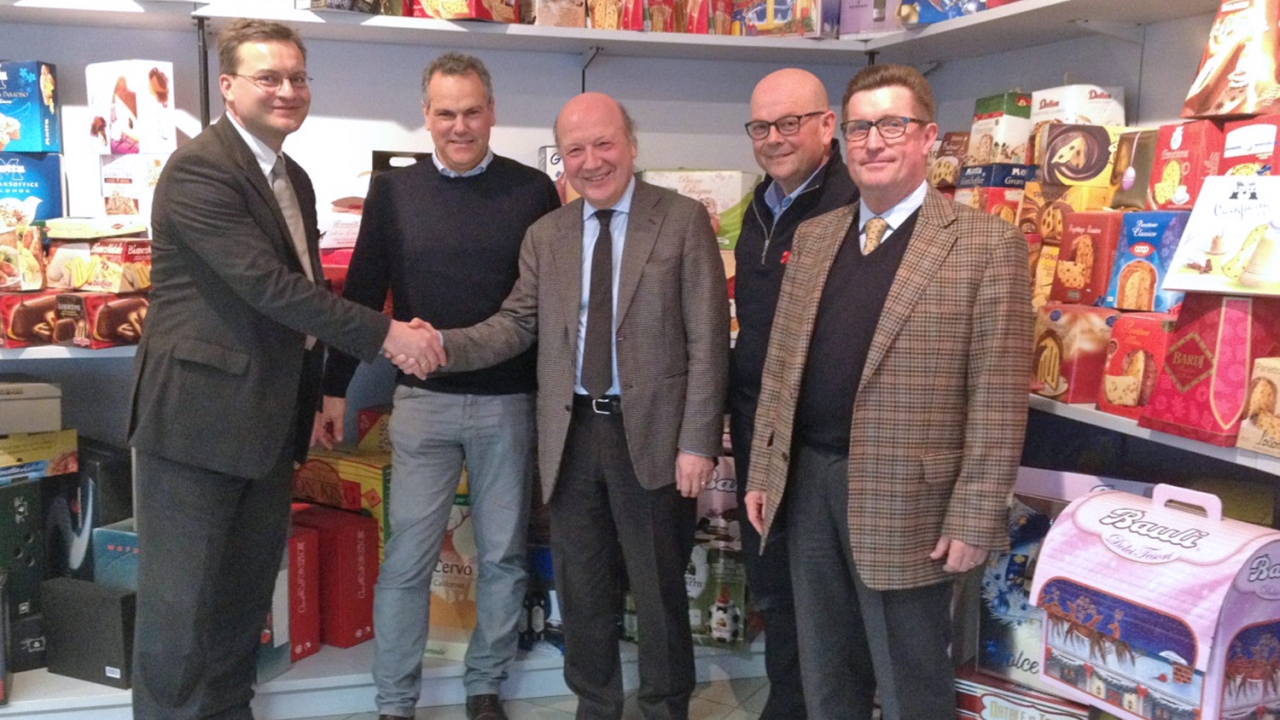 Sascha Fischer (left), head of KBA Complete Services and key account manager in Europe at KBA, and Joachim Nitschke (right), managing director of KBA Italia, with Giuseppe Tassoni, president of Cartografica Veneta, and the company’s managing director Dario Lovato (second left) and Carlo Baraldo (second right)) on the conclusion of the contact Sascha Fischer (left), head of KBA Complete Services and key account manager in Europe at KBA, and Joachim Nitschke (right), managing director of KBA Italia, with Giuseppe Tassoni, president of Cartografica Veneta, and the company’s managing director Dario Lovato (second left) and Carlo Baraldo (second right)) on the conclusion of the contact
