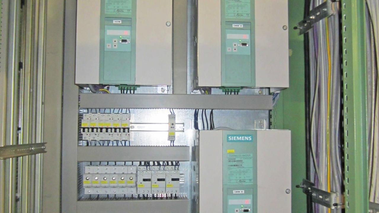 The retrofit carried out comprised the replacement of several control components from the previous vendor EAE with technology from Siemens