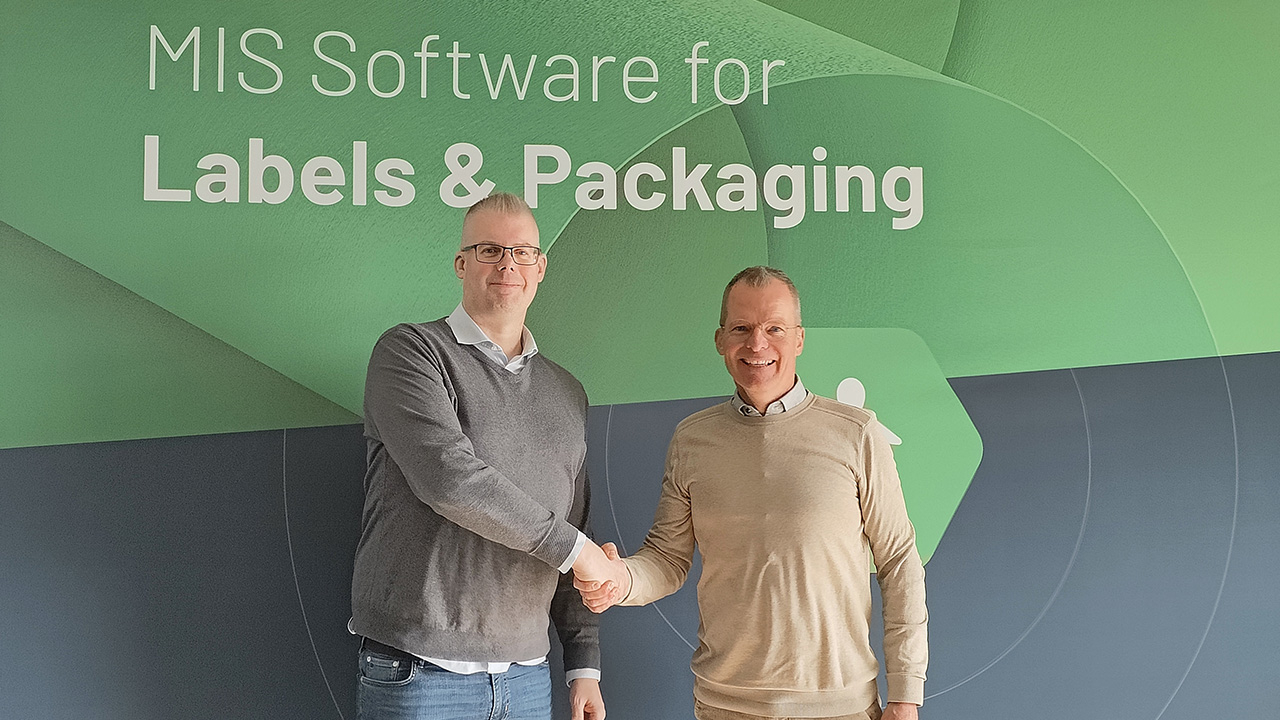 Mathias Erlandsson and Jan Heyse shake hands