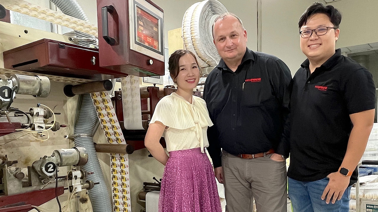 L-R: Viet Spring’s Khuyen Pham with Vetaphone’s sales manager for Asia Pacific, Holger Selenka, and Song Song’s Nguyen Anh Tu.