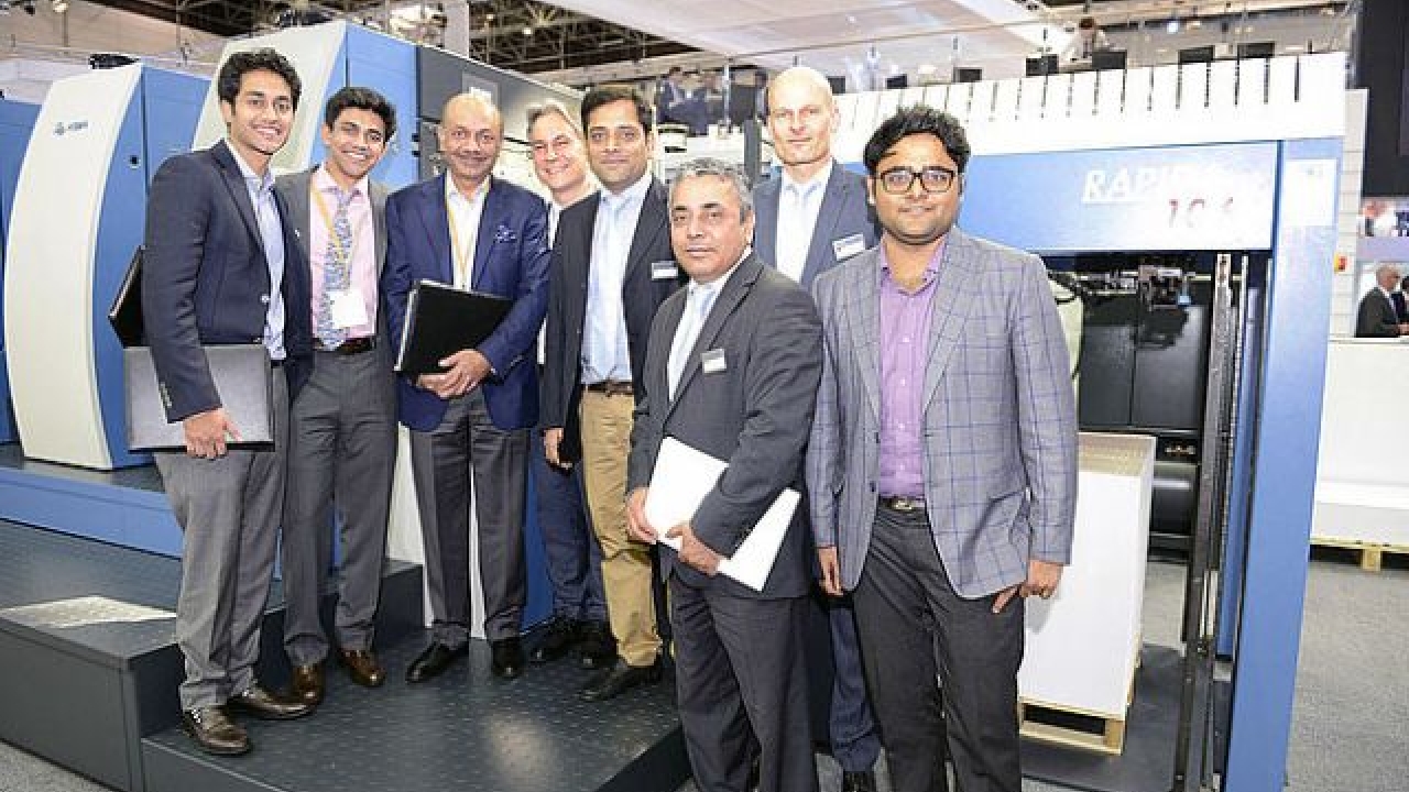 Saket Kanoria, CEO of TCPL Packaging, (third left) and the company’s management team with representatives from KBA and IPM, ordered three further Rapida 106 with a total of 26 printing and finishing units