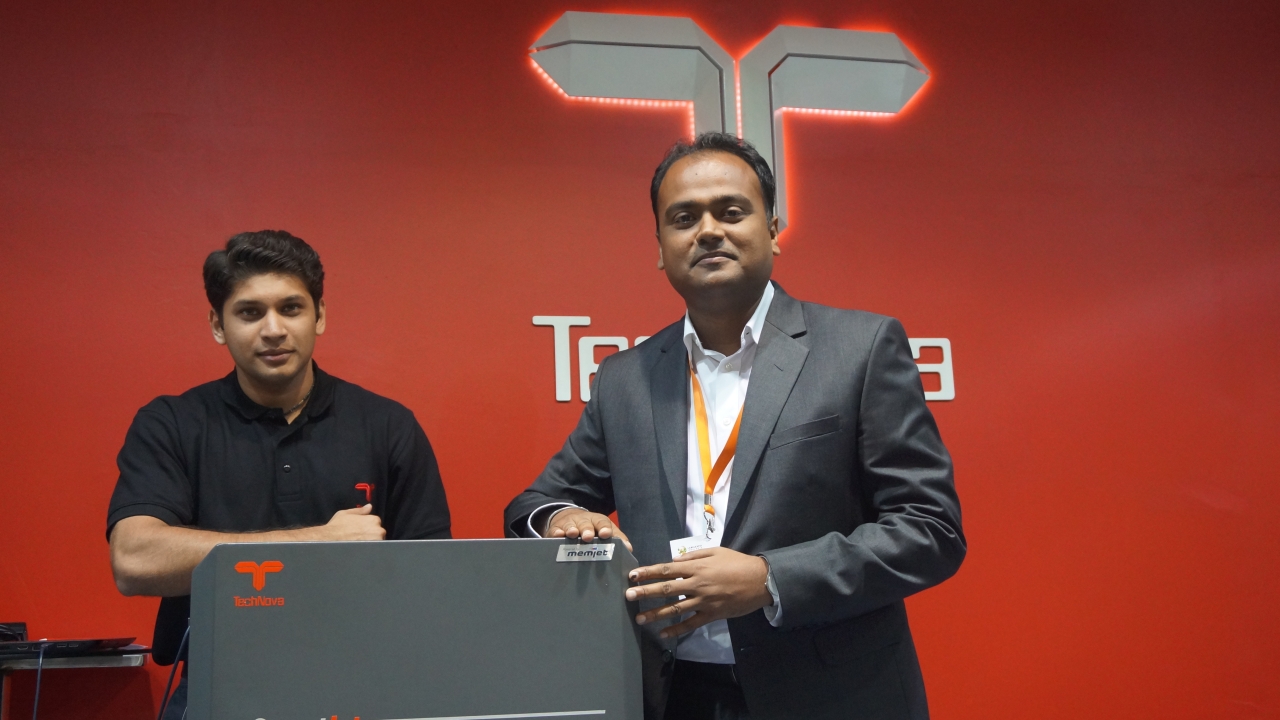 Swarnangka, chief operating officer, digital imaging solutions on the right with new SmartJet LP112 digital inkjet press