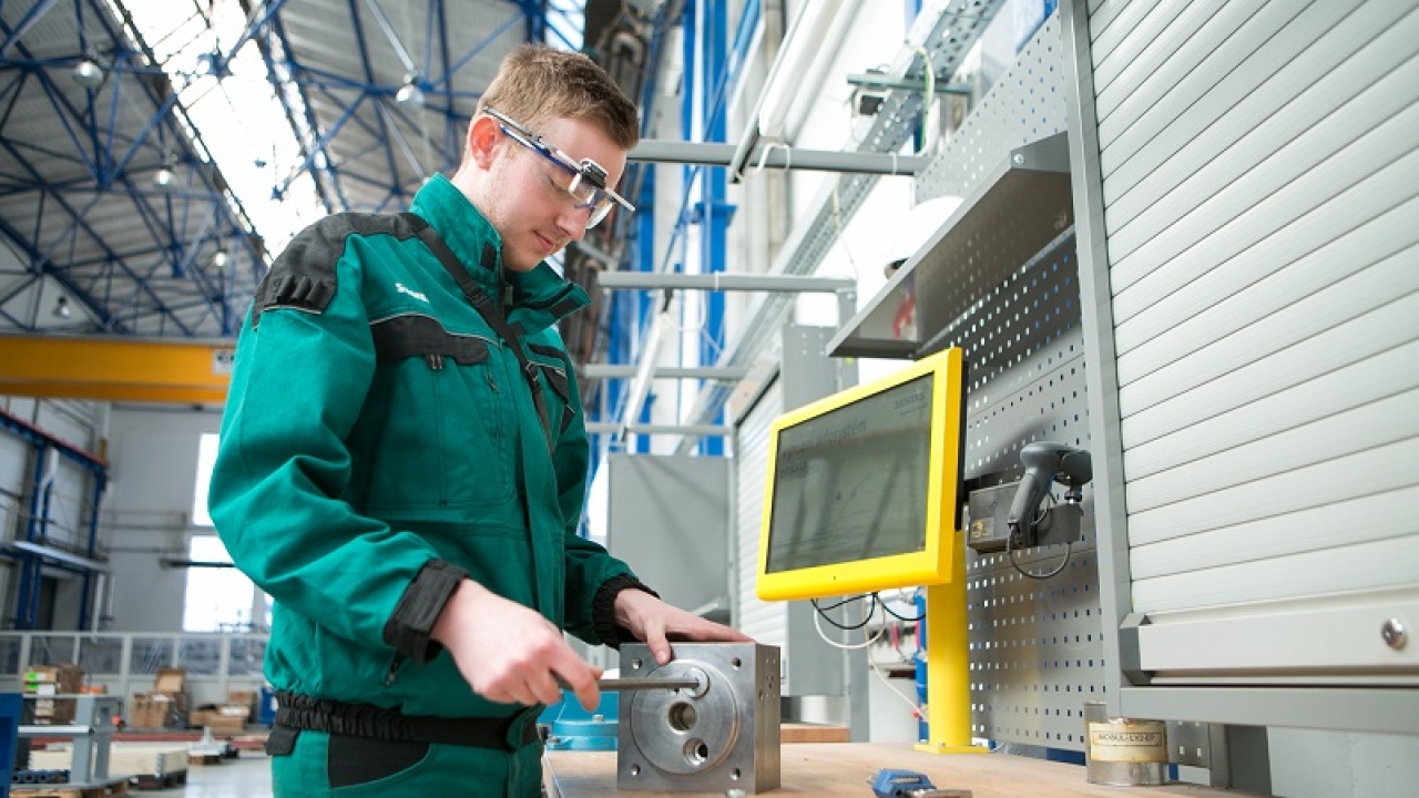 AIRe Lens is a new wearable augmented reality (AR) technology designed for assembly lines AIRe Lens is a new wearable augmented reality (AR) technology designed for assembly lines