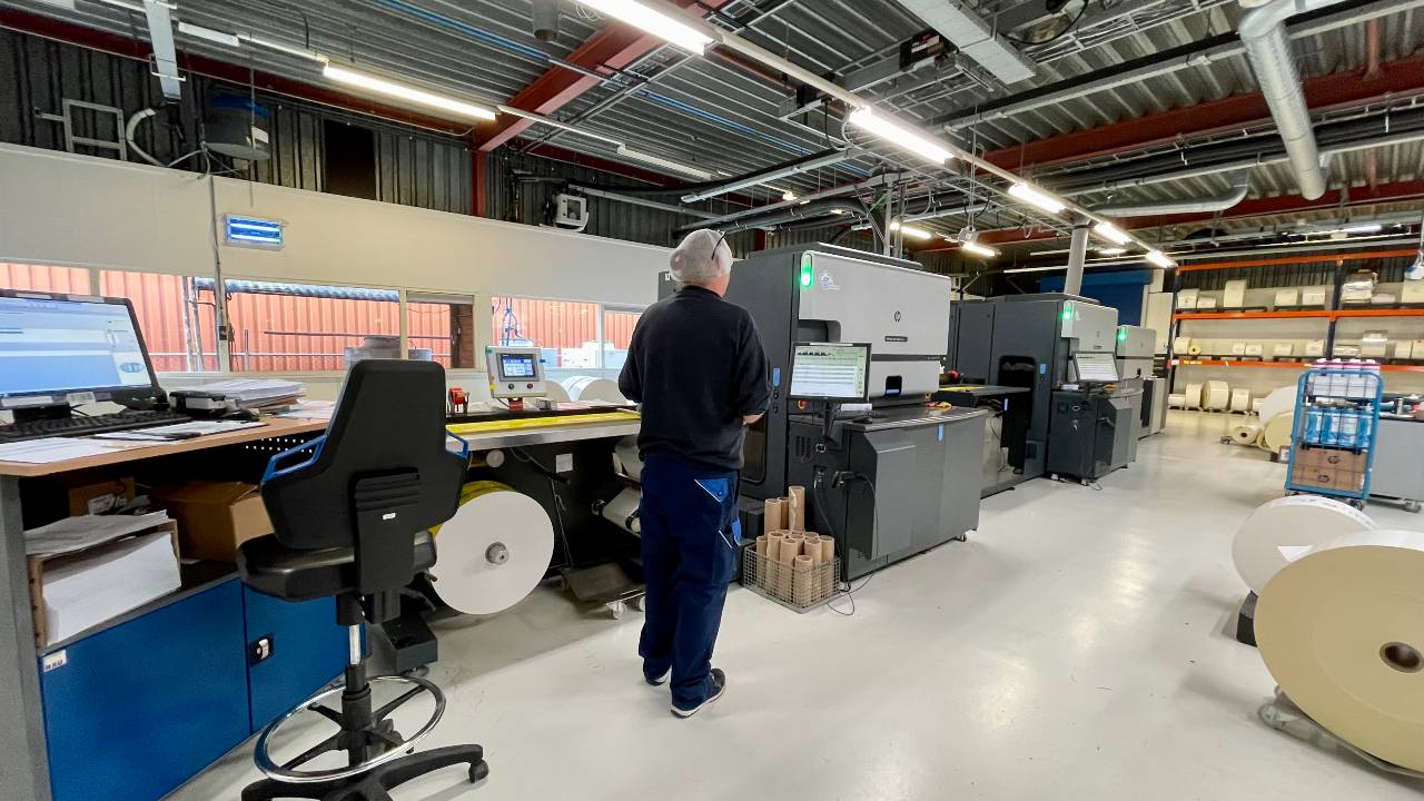 Eshuis runs jobs on a HP Indigo 8K