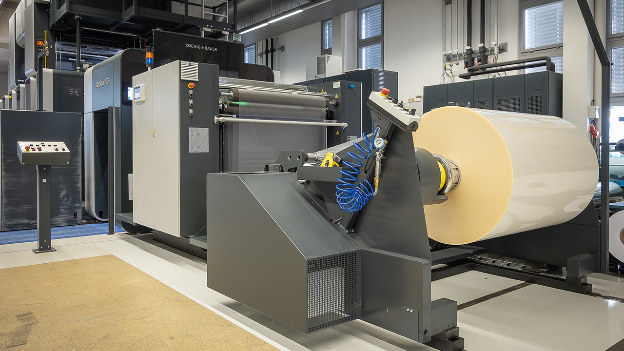 RS 106 X reel-to-sheet feeder in production with IML film