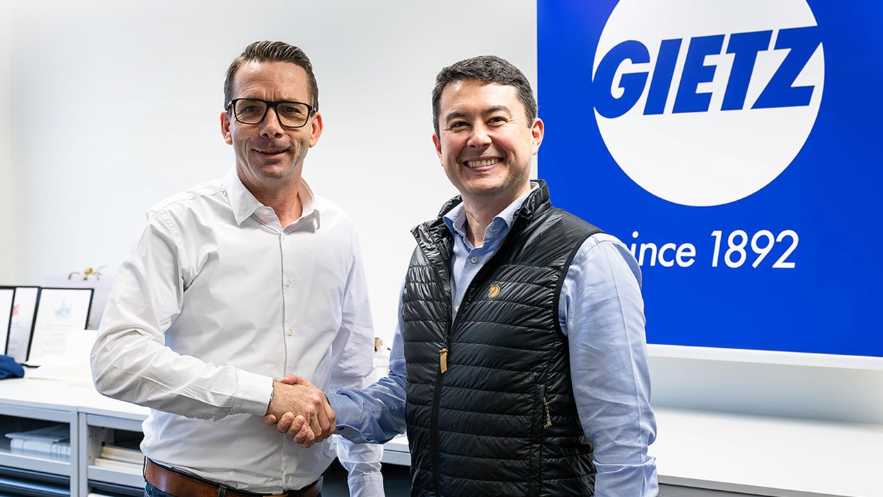 L-R: Hansjoerg Gietz hands over the management of the company to Marcel Gerber 