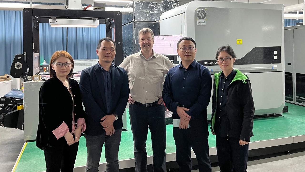 Eve Cai of HP, ZhangYu’an of Boyue, Andy Thomas-Emans, Kevin Lui and Yolanda Wang