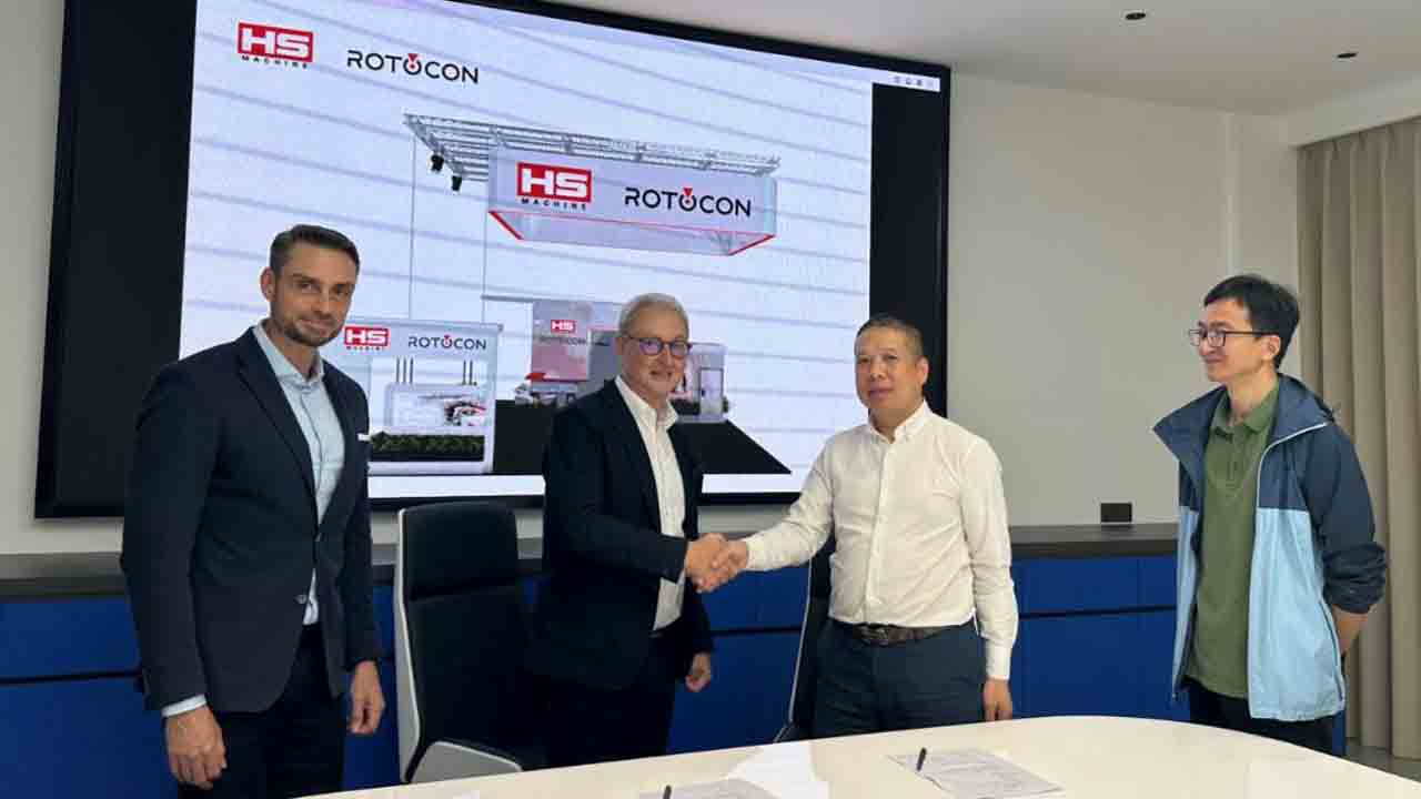 (L-R) Marco Aengenvoort, Rotocon Europe managing director, Michael Aengenvoort, Rotocon group CEO, Ruan Jinshu, CEO of HS Machinery, and Mark Zheng, sales manager of HS Machinery.