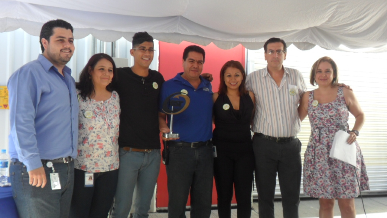 Flexo Print’s general director Fernando Aranguren (second from right) and representatives from different departments within the company show off the ESR award from Cemefi