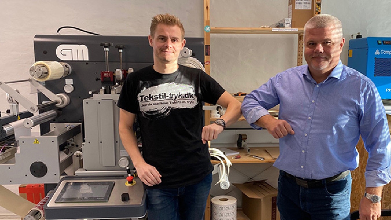 L-R: John Brixen, owner of Nemprint; Glenn Büttner of NoMe, agent for GM Scandinavien L-R: John Brixen, owner of Nemprint; Glenn Büttner of NoMe, agent for GM Scandinavien