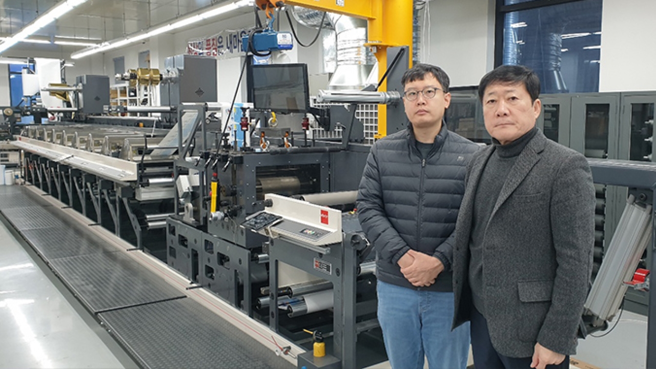 L-R: Eun Seok Lee and Cha Woon Lee of Wave TPS with the company’s new Nilpeter FA-17