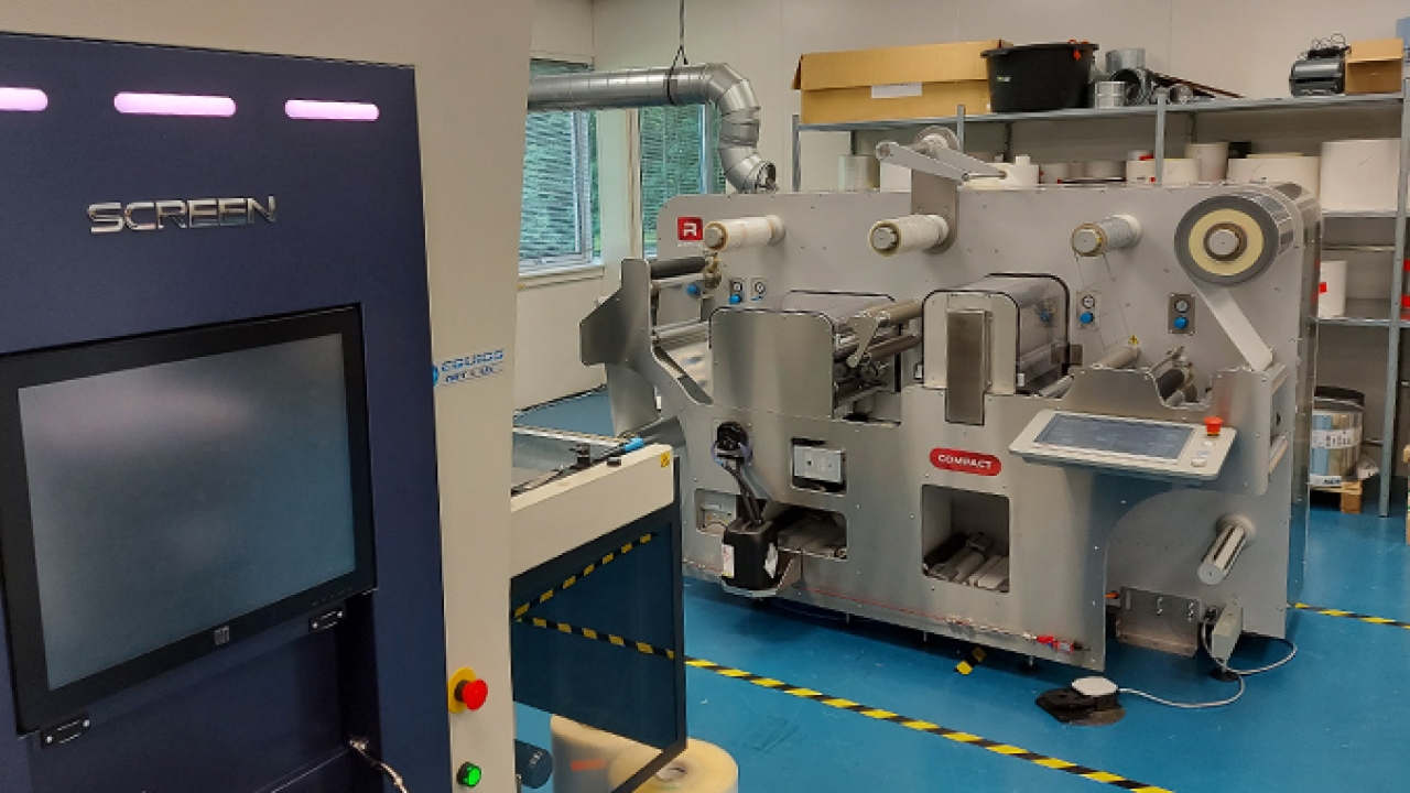 Screen Europe has acquired a Refine Compact 2 finishing unit and a web buffer module for its Solutions and Technology Centre at the European headquarters in Amstelveen Screen Europe has acquired a Refine Compact 2 finishing unit and a web buffer module for its Solutions and Technology Centre at the European headquarters in Amstelveen