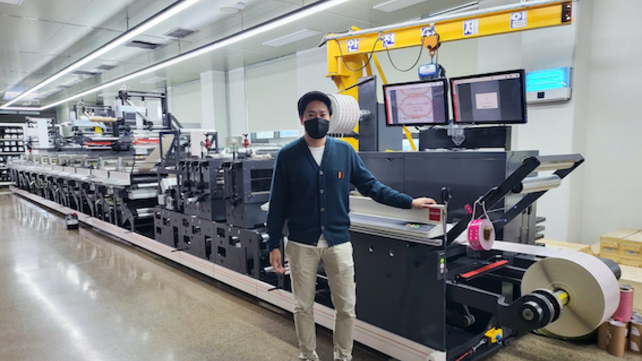 Lee Seung Hyun, managing director of Youngshin P&L in front of newly installed Nilpeter FA-Line flexo press Lee Seung Hyun, managing director of Youngshin P&L in front of newly installed Nilpeter FA-Line flexo press