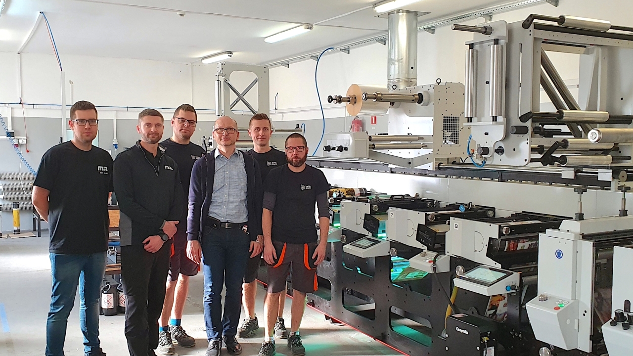 Piotr Pohnke, the owner of Beta-Point (fourth from the left) with Michal Mokrzycki, senior printing specialist (second from the left) and the new team working on the company’s Mark Andy Evolution Series E3