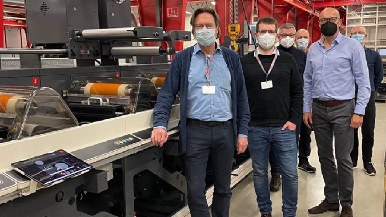 Karsten Jung (left), managing director of ProfiLabel, on hand for the successful factory acceptance test at Nilpeter HQ in Slagelse, Denmark