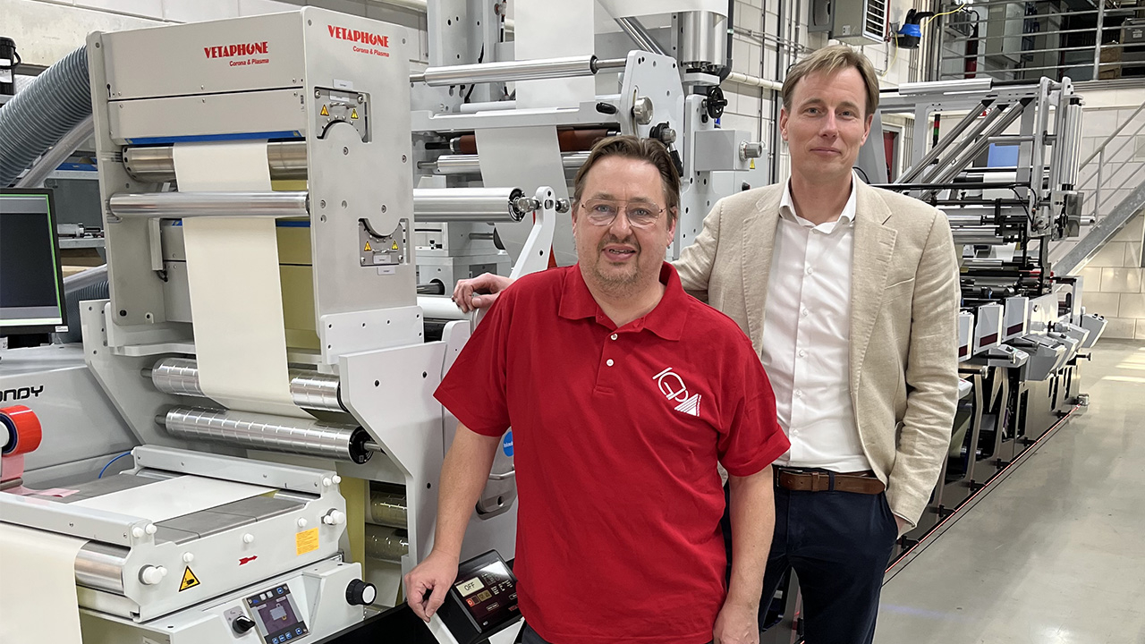 L-R: Frank Michel and Klaas Kruiswijk with Intergrafipak’s Mark Andy Evolution Series E5.