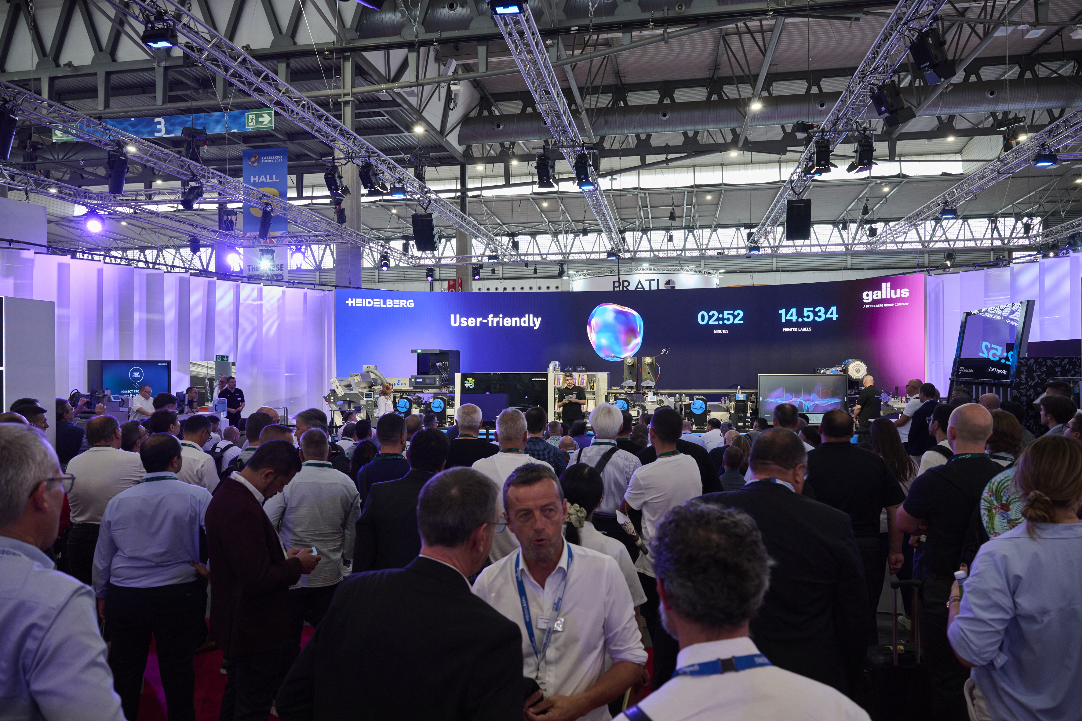 a crowded Heidelberg Gallus booth