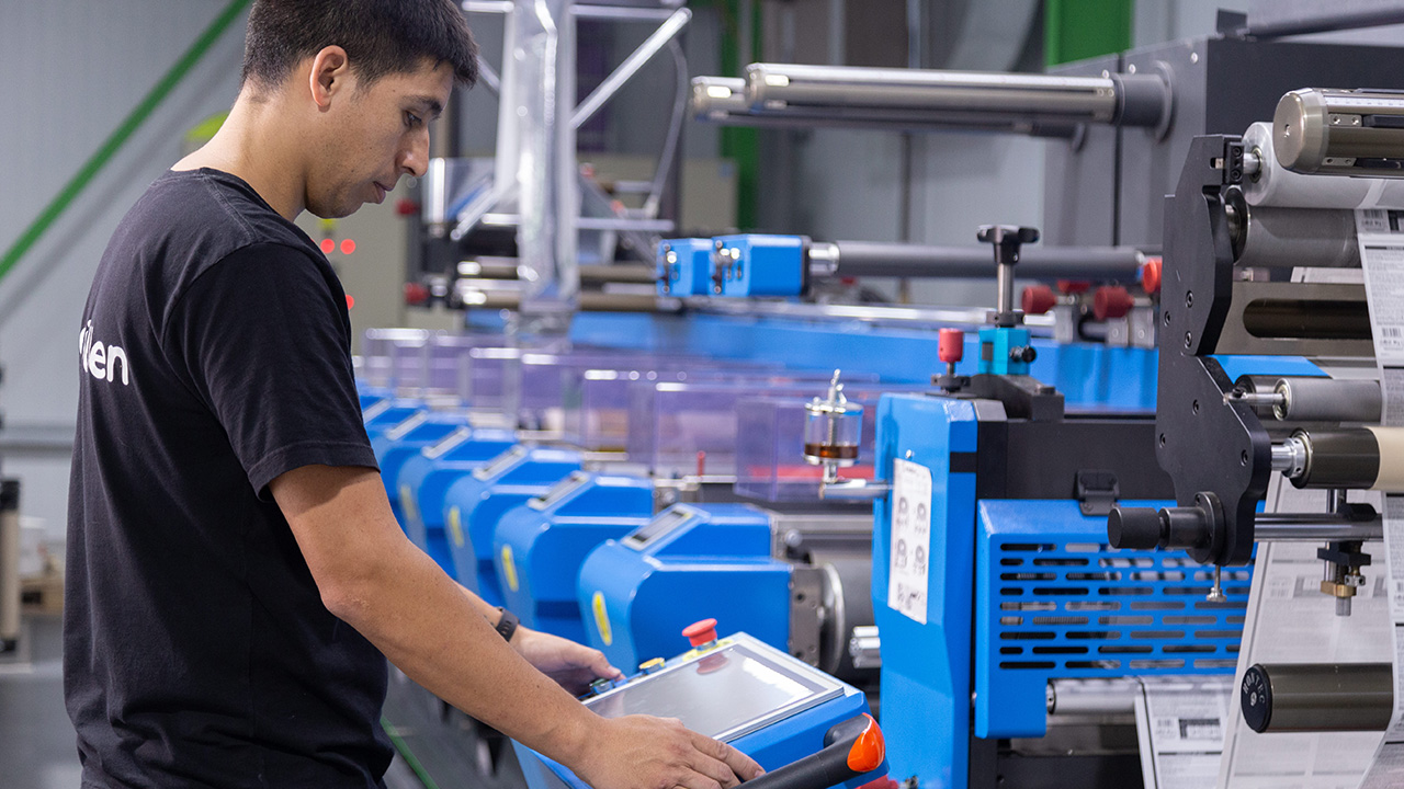 Etiketten installed a Hontec FlexiCon 460-8C press late last year