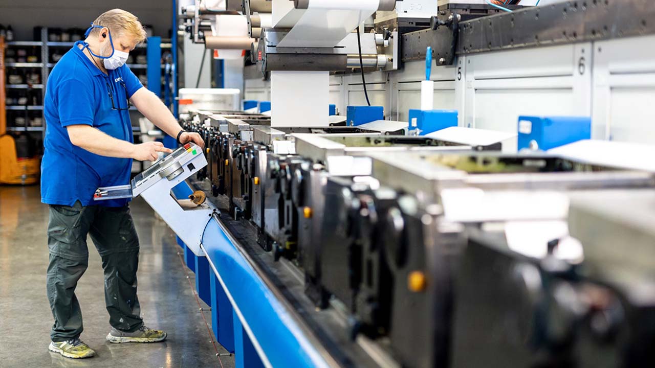 After extending its factory in 2008, FlexON invested in the Gallus RCS 330