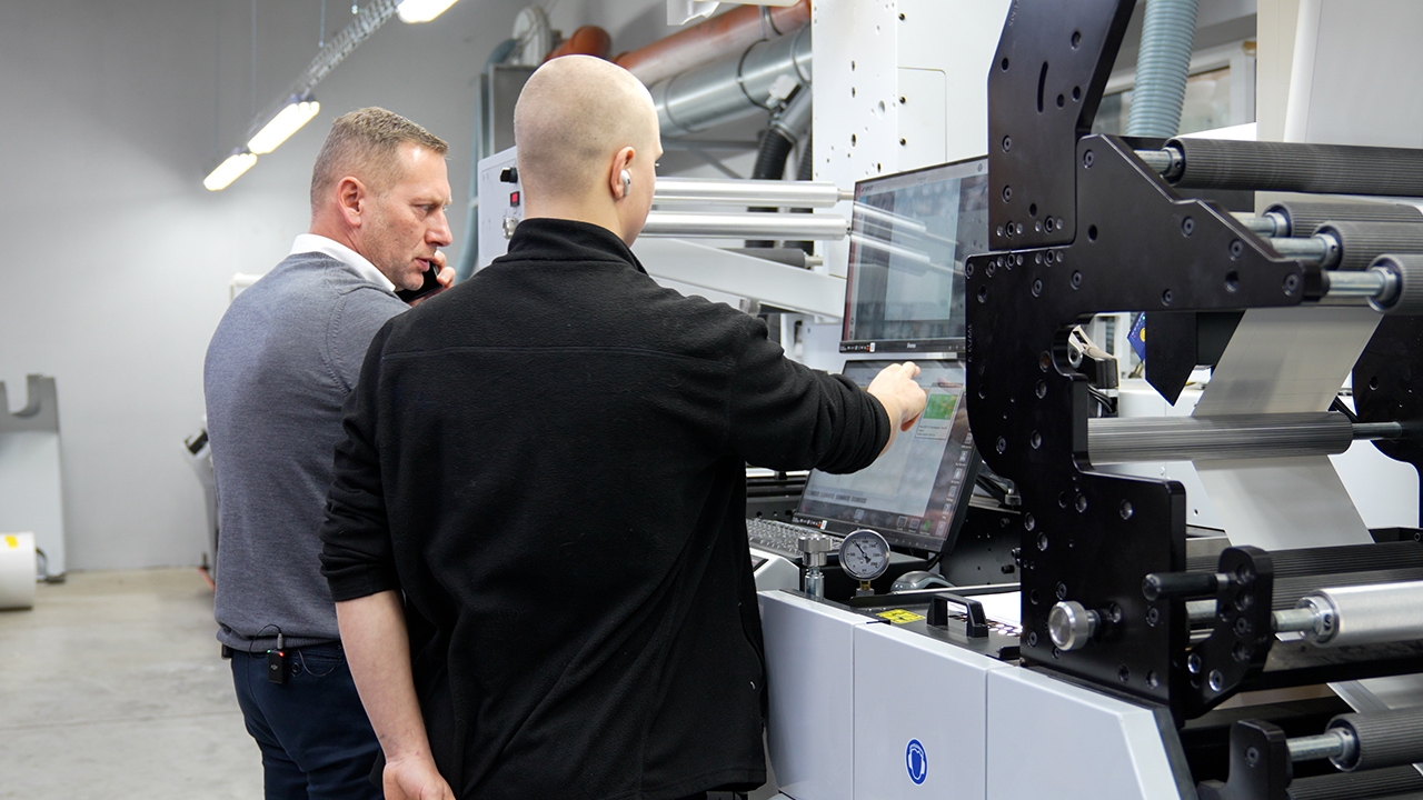 Marcin Jasiński, MD Labels’ co-owner, with MD Labels operator, look at a press