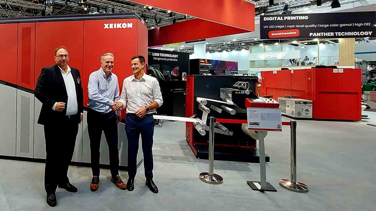  (L–R): Ser van de Graaf (sales manager labels, graphic arts and carton packaging, Benelux, UK and Ireland, Xeikon), Tom Allum (chairman, Abbey Labels) and Hans Gerinckx (vice president, sales labels and Packaging, Xeikon)