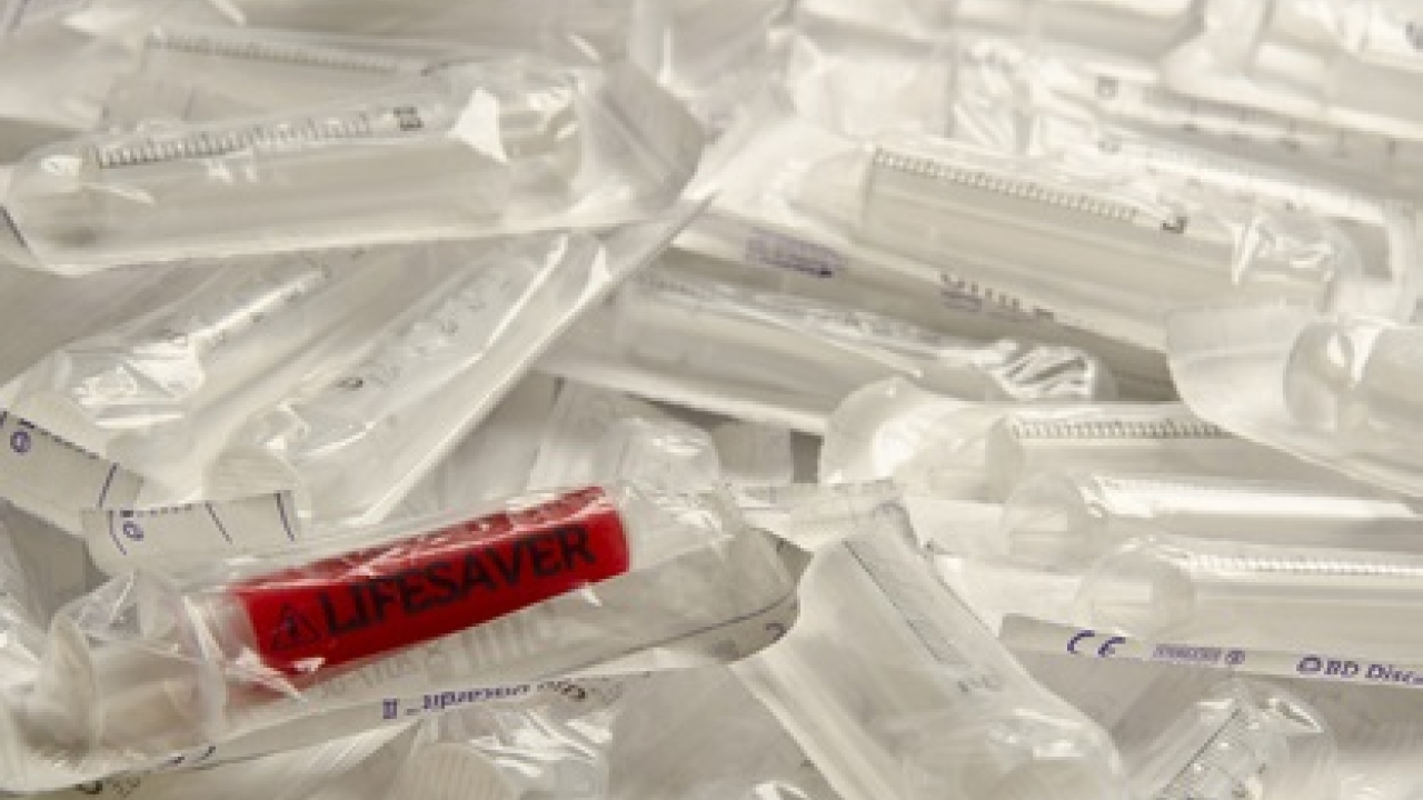 The International Council of Societies of Industrial Design (Icsid) has awarded the 2013-2014 World Design Impact Prize to the ABC Syringe, which features a color changing label at the heart of its design