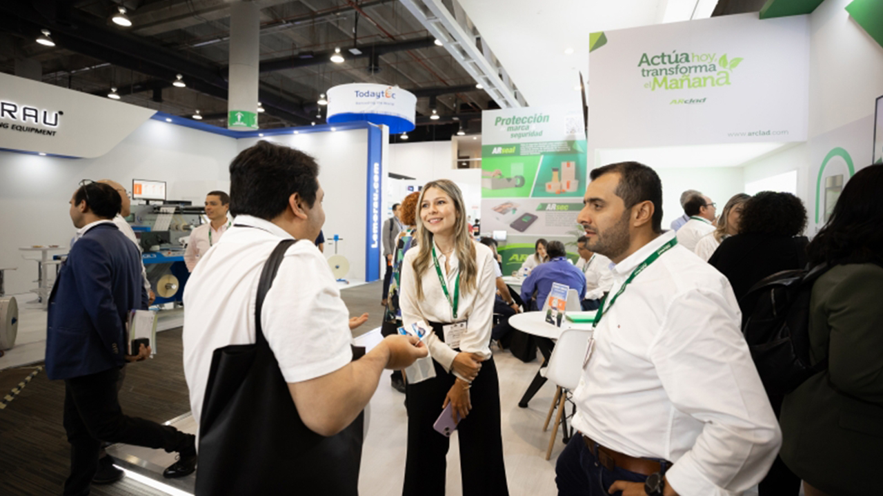 Three attendees chat at Labelexpo Mexico 2023