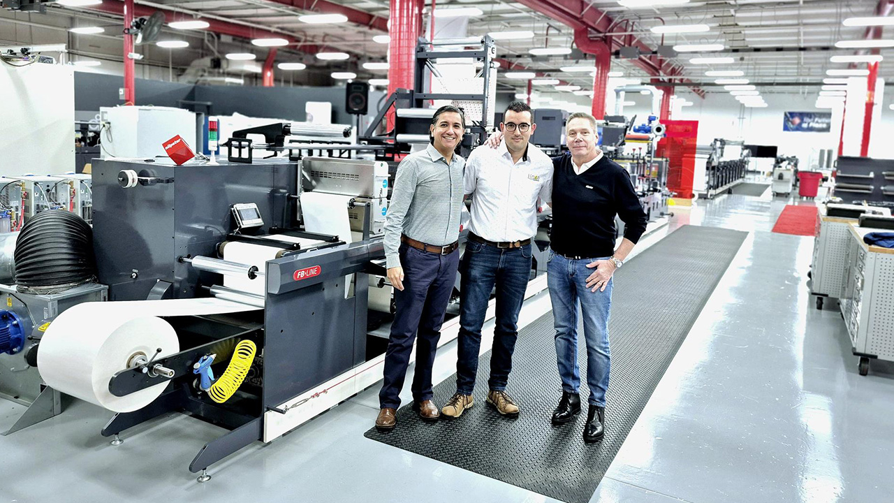 L-R: Juan Pablo Patiño Arévalo, Nilpeter; Sergio Suaza, production manager, Línea Adhesiva and Nils Evers, Nilpeter.