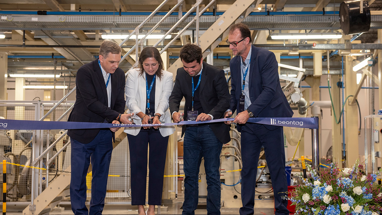 Ricardo Lobo, Suchi Srinivasan, Pedro Christ and Guillherme Bruschi cut the ribbon at the grand opening