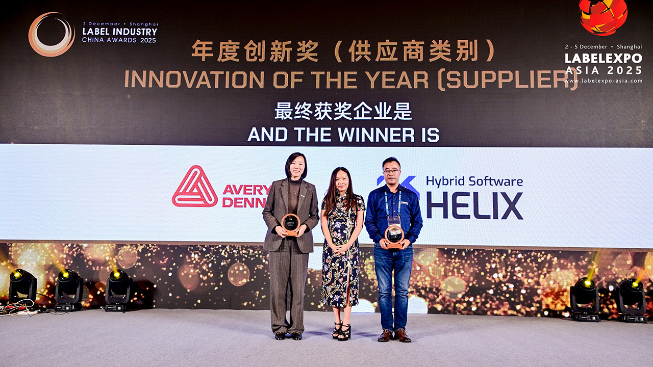 Bob Zhang, OEM sales manager for Asia Pacific, receives the Label Industry China Award for Innovation – Technology.