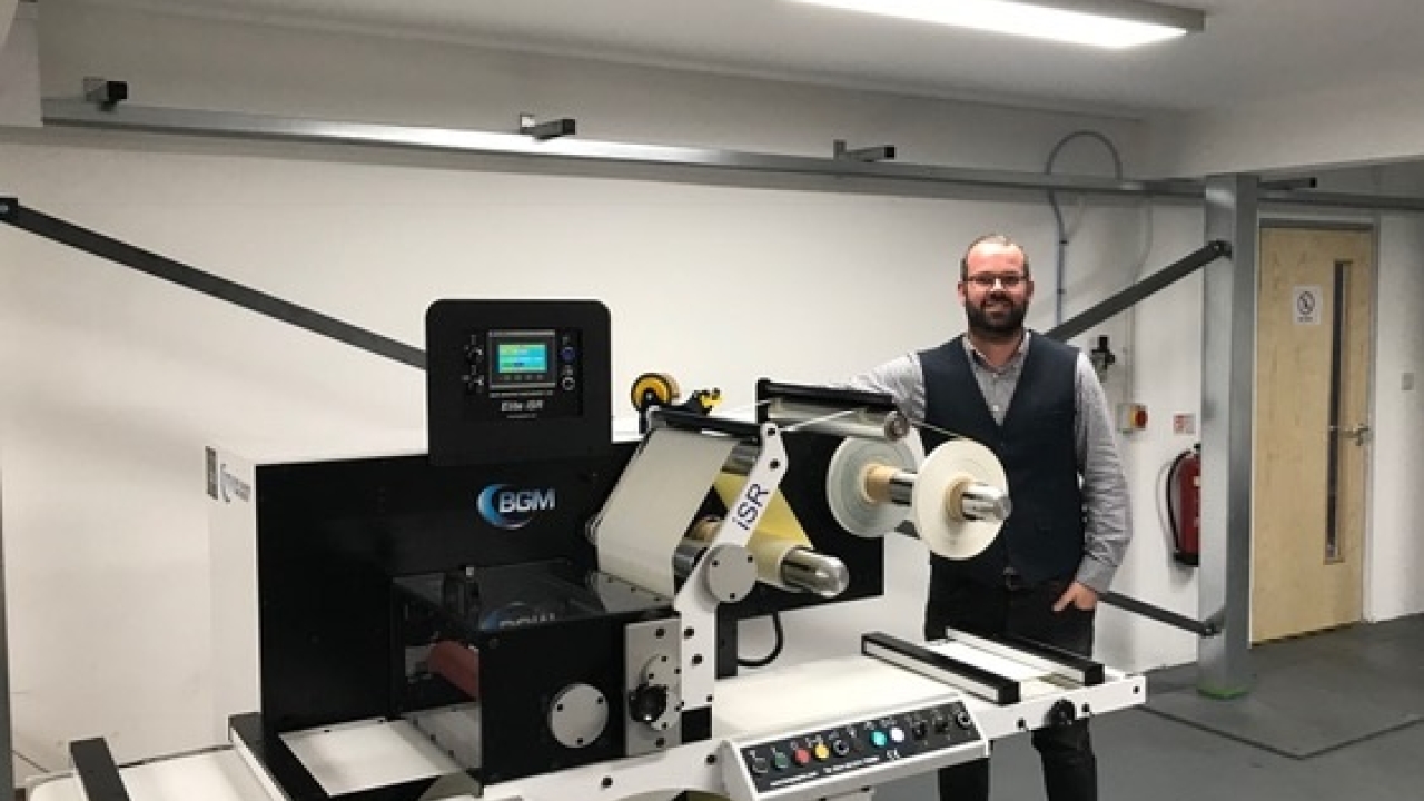 Stuart Botterman, MD of Magnum Materials, with the Elite 410 iSR label inspection slitter rewinder from Bar Graphic Machinery Stuart Botterman, MD of Magnum Materials, with the Elite 410 iSR label inspection slitter rewinder from Bar Graphic Machinery