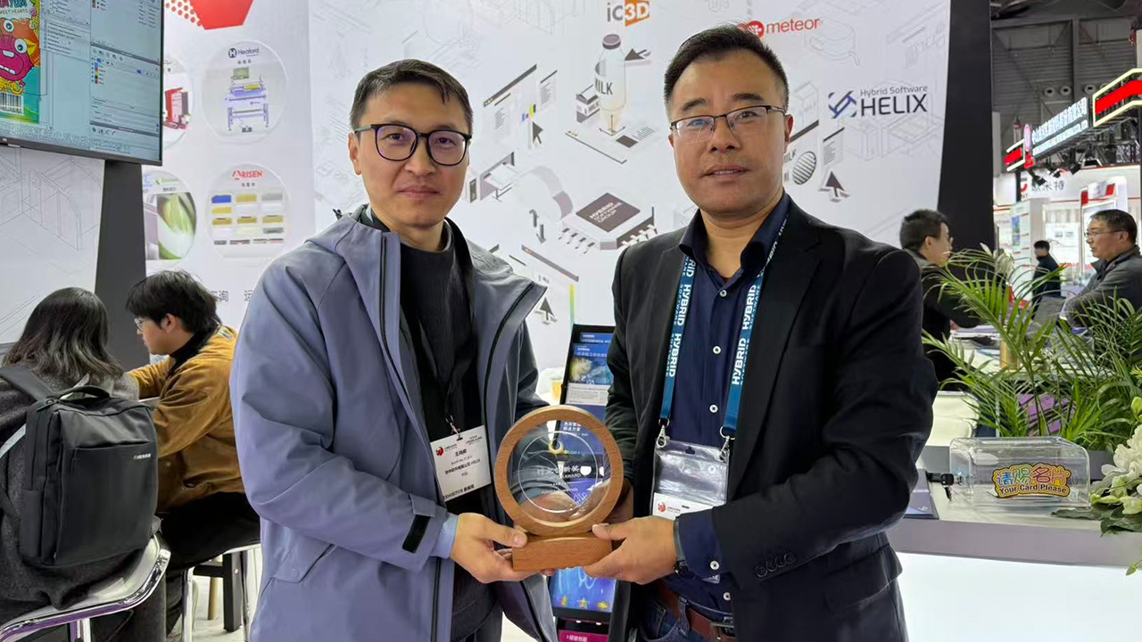 Sheldon Wang, technical sales consultant and Bob Zhang, OEM sales manager for Asia Pacific at Hybrid Software Helix with the Label Industry China Award 2025.