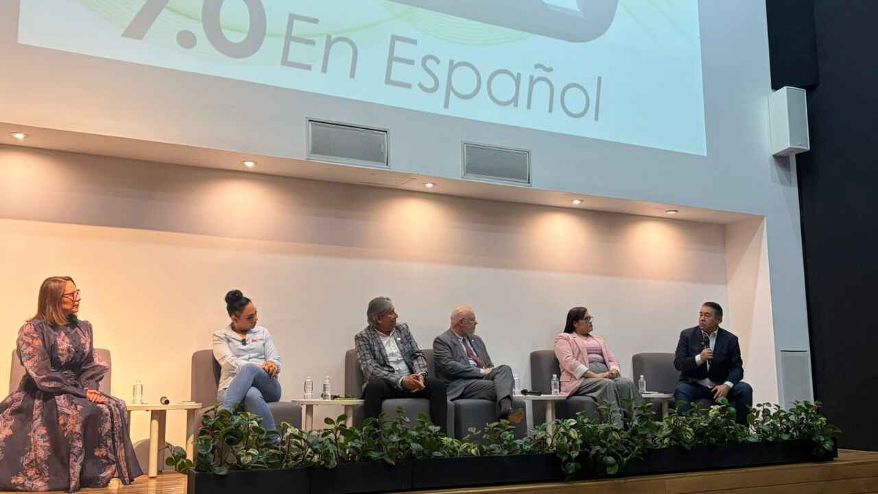 Unveiling of First 7.0 in Spanish