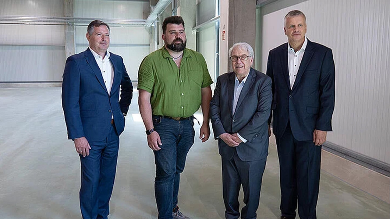 L-R: Markus Hoffmann, executive senior vice president of BAI; Mayor Stefan Frank; Walter Kurz, chairman of the advisory board; Dr Andreas Hirschfelder, CEO of Leonhard Kurz. 