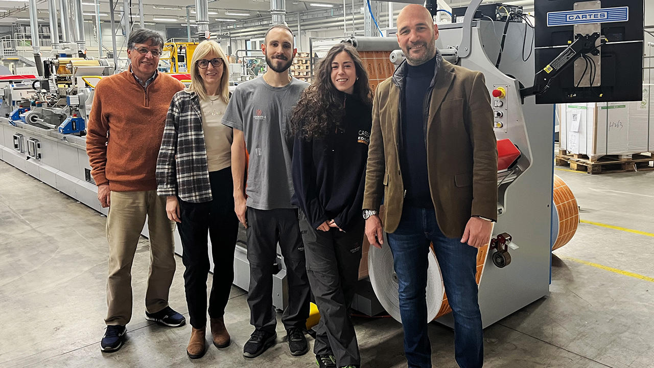 Luciano Ubolli, Daniela Brero, Simone Ricchiuti, Michela Bortolucci and Diego Casagrande in front of Cartes machine