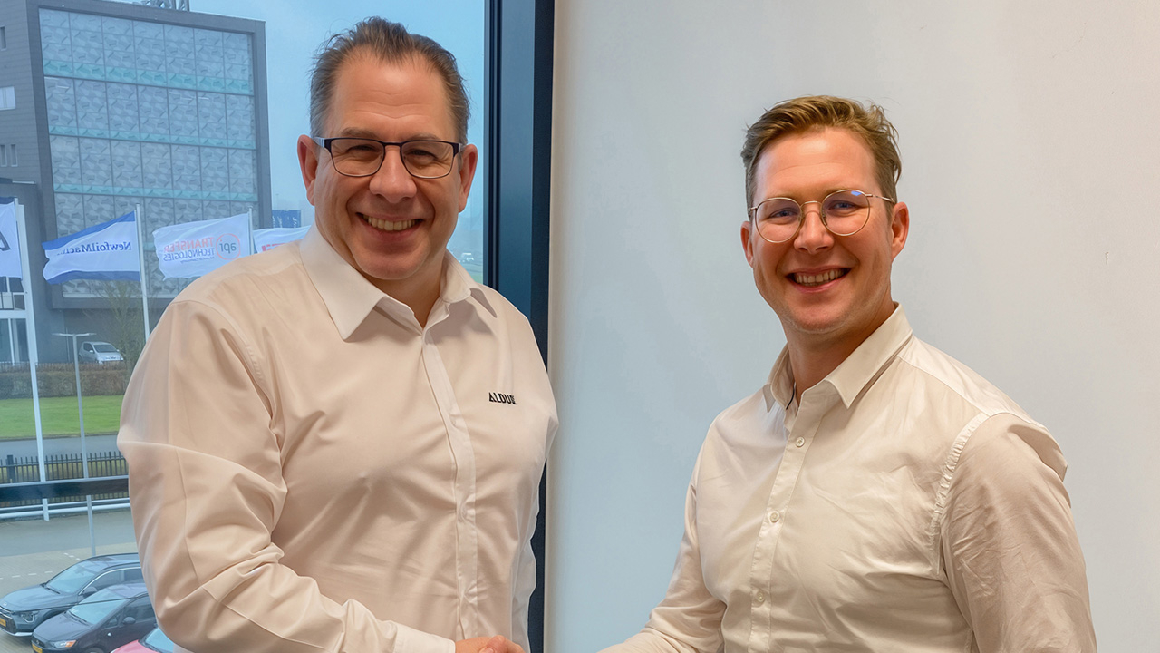 Kenny Gilmour warmly welcomes Daniel Constandse to his new position.