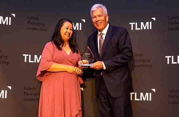 Linda Casey of Packaging Impressions presents Craig Moreland with the TLMI 2021 Converter of the Year Award