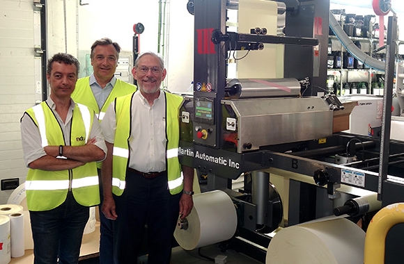 Ricardo Jose Gonzalez with Martin Automatic’s Gaëtan de Charry and Edward Pittman alongside the new MBS splicer installed at right angles to a Mark Andy P5 press in Spain