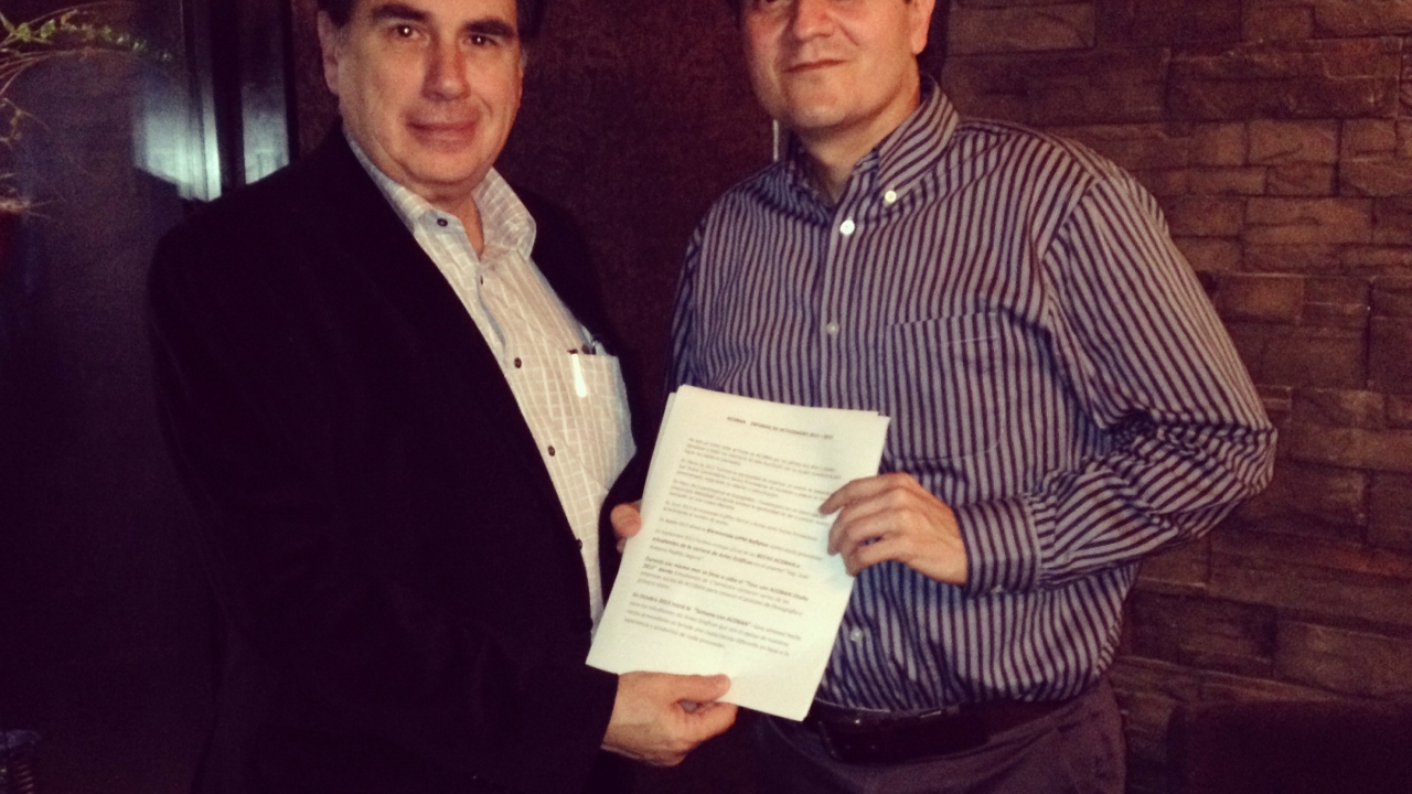 L-R: José Alfonso Rubio welcomes new ACOBAN president Gerardo González