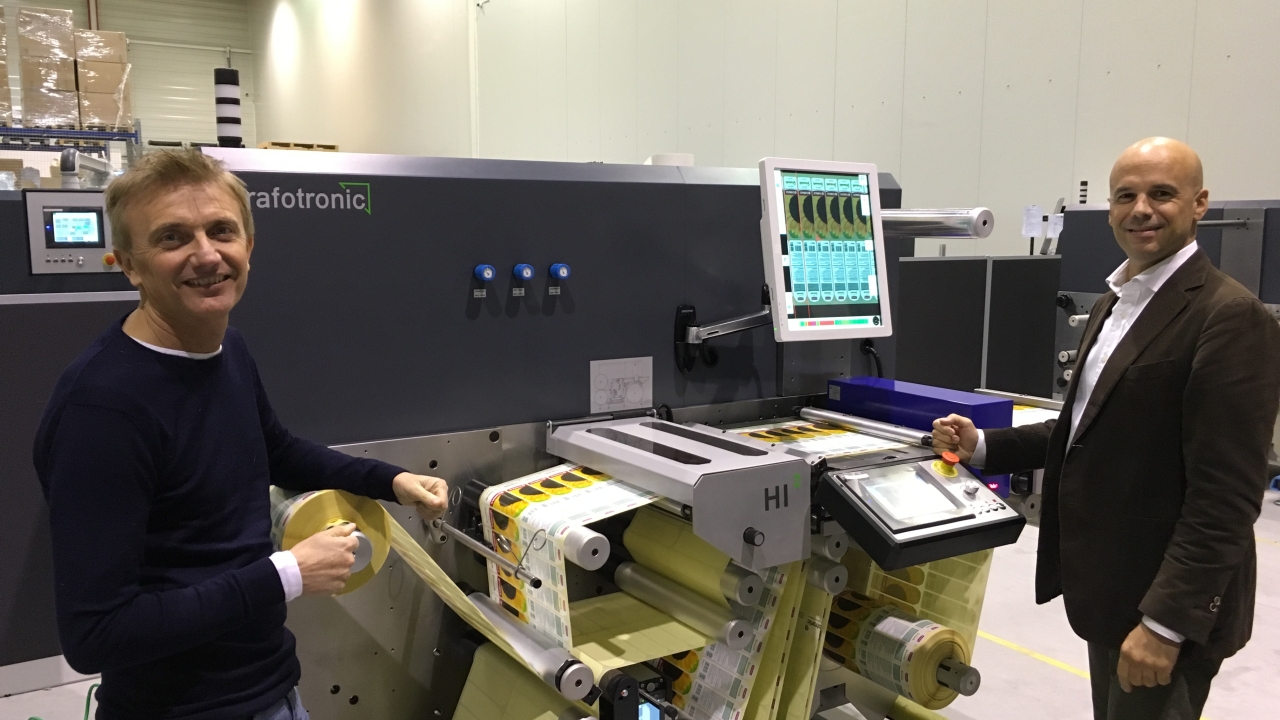 Michele Bersi (left), Riber director, and Gabriele Gerbella (right), Grafotronic Italy manager, with the Grafotronic HI inspection machine