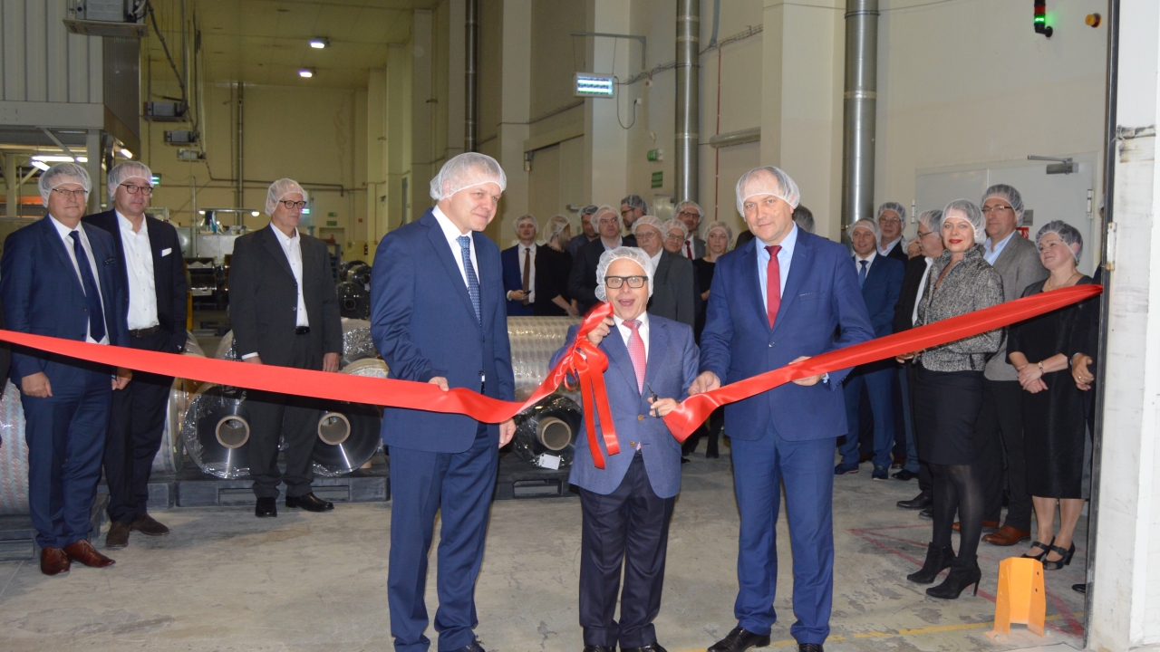 Together with the mayor of Kłobuck, Jerzy Zakrzewksi (left), and District Administrator Henryk Kiepura (right), Johannes Remmele (center), managing partner of the Südpack Group, inaugurated the new production hall in Kłobuck Together with the mayor of Kłobuck, Jerzy Zakrzewksi (left), and District Administrator Henryk Kiepura (right), Johannes Remmele (center), managing partner of the Südpack Group, inaugurated the new production hall in Kłobuck