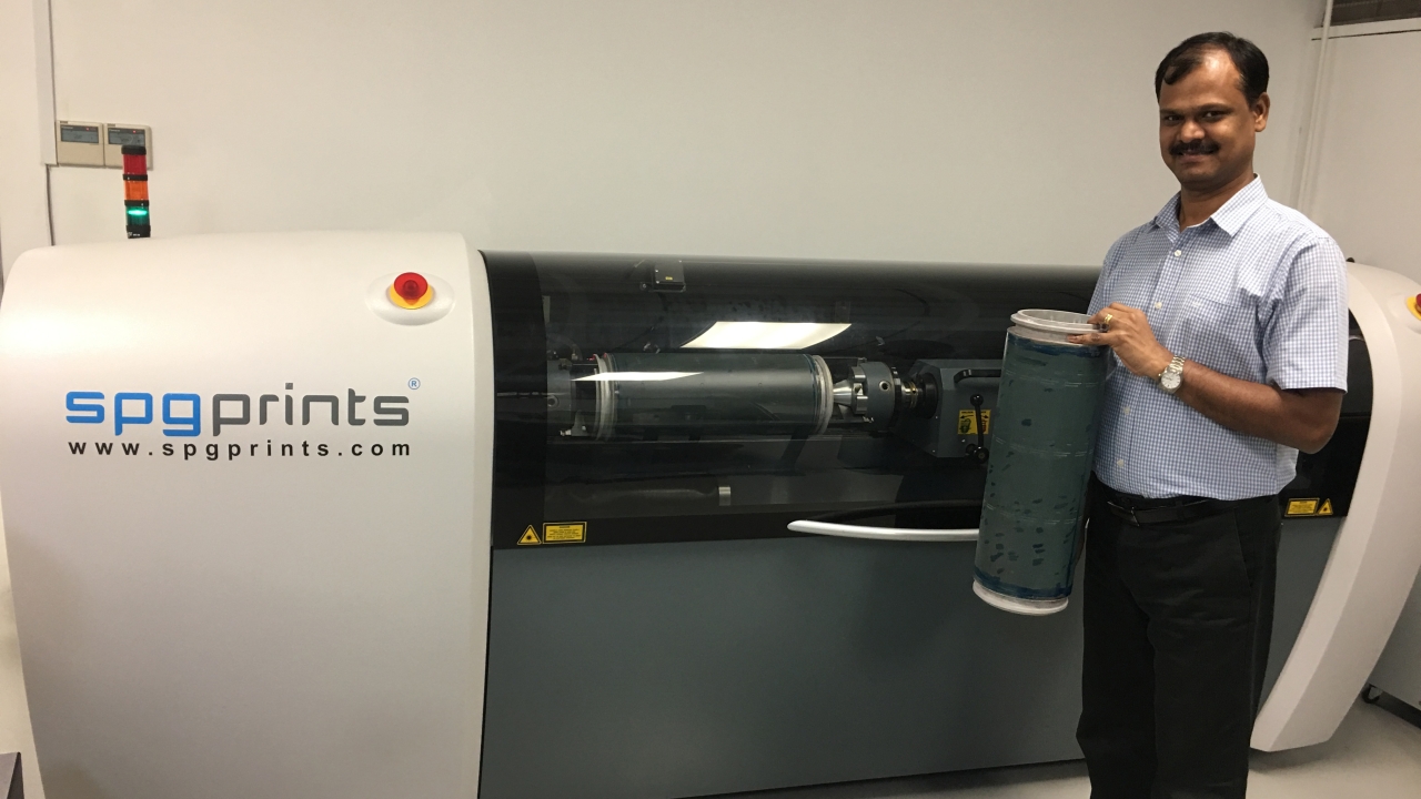 Arumugam Jayakumar, pre-press manager at National Label Company Asia, with the SPGPrints rotaLEN direct laser engraver and RotaMesh 405 screen