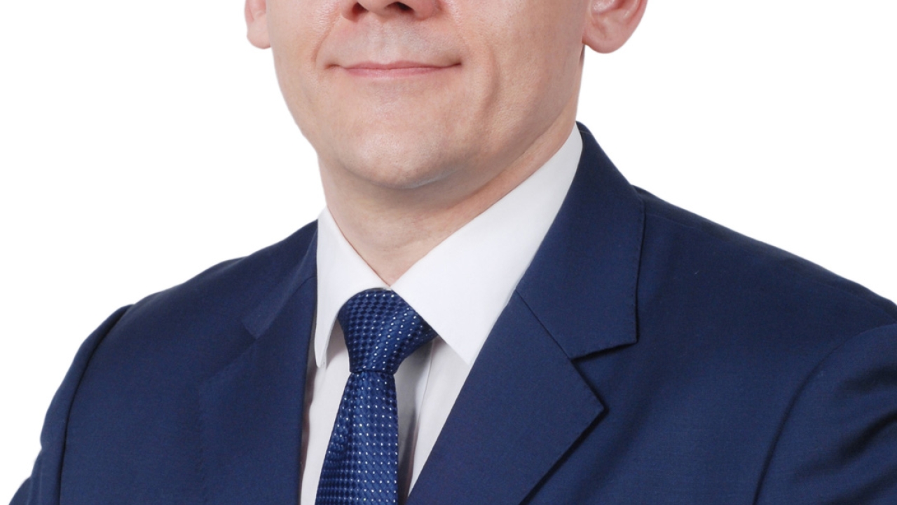 Andreas Friedrich speaks English and Chinese