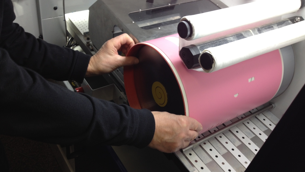 iTape maintains stability of the flexo sleeve on coating machines that are integrated with digital folding carton presses